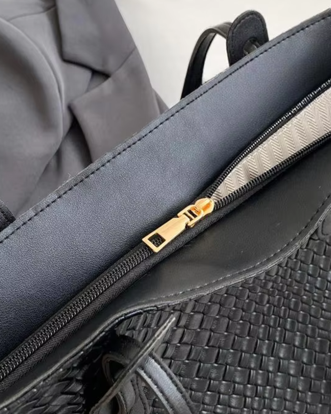 Cameron Tote zip detail | Baby Bag by Remmii